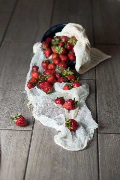 Miscela Fragole Fresche Rosse Una Ciotola Panno Bianco — Foto Stock