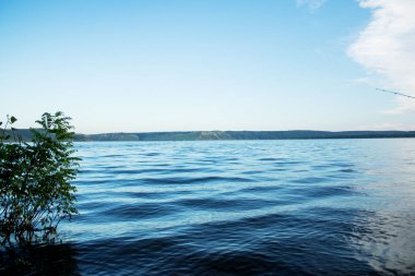 Yazın nehir kenarında kamp yaparak balık tutmak.