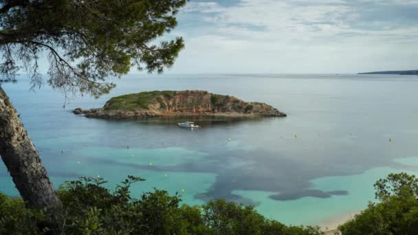 Türkisfarbener Strand Sommer Mit Einigen Booten Und Schöner Insel Zeitraffer — Stockvideo