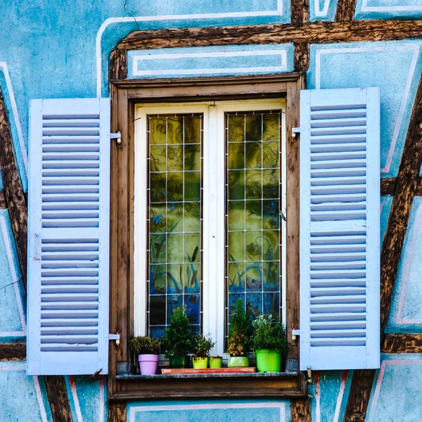 老美丽的窗口在科尔马的历史中心 Alsacien — 图库照片