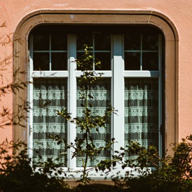 Güzel yaşlı pencere eşiği Strazburg'un tarihi merkezi mimari detaylar