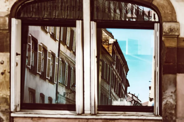 Piękne Stare Okna Zabytkowym Centrum Strasburga Detale Architektoniczne — Zdjęcie stockowe