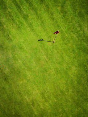 Dron, Fransa dan bayrağı hava manzaralı yeşil golf alanı