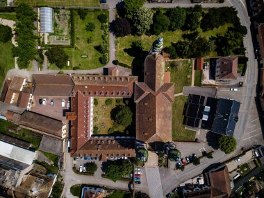 Yükselen görkemli Kilisesi Saint Maurice küçük Fransız köyü Ebersmunster. Hava dron görünümü. Alsace. Fransa.