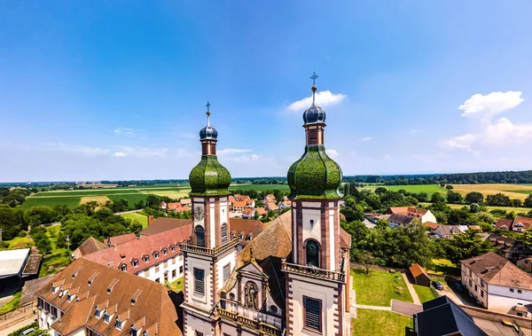 Stijgende Majestueuze Kerk Saint Maurice Kleine Franse Dorpje Ebersmunster Luchtfoto — Stockfoto