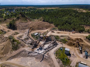 Hava kum dron görünümünden çukur, güneşli bir gün, Rusya Federasyonu