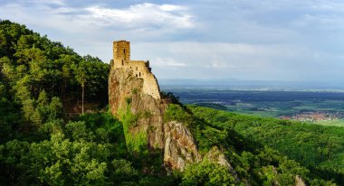 Yüksek çözünürlüklü panoramik görüntüsü Ortaçağ Kalesi Girsberg, Alsace, Fransa