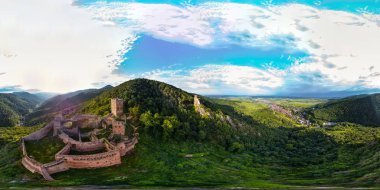 360 derece panoramik hava manzara dron Vosges Dağları ve Ortaçağ kaleleri Saint-Ulrich ve Girsberg, Ribeauville, Alsace, günbatımı zamanı kalıntıları. Fransa.