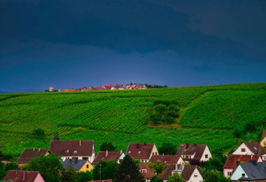 Endişeliyim hava befor Alsace, havadan görünümü, canlı renkler, Fransa yeşil vadide üzerinde fırtına