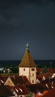 Karanlık gökyüzü ve yağmur, Alsace, Fransa önce köyün Bergheim üzerinde kara bulutlar
