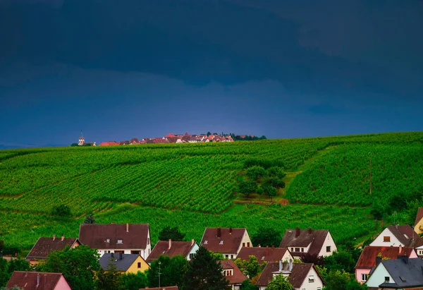 Endişeliyim hava befor Alsace, havadan görünümü, canlı renkler, Fransa yeşil vadide üzerinde fırtına