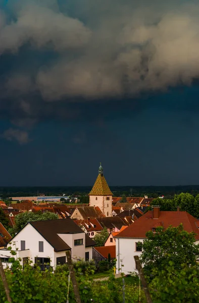 Karanlık gökyüzü ve yağmur, Alsace, Fransa önce köyün Bergheim üzerinde kara bulutlar