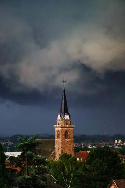 Donkere Hemel Zwarte Wolken Het Dorp Bergheim Voordat Regen Elzas — Stockfoto