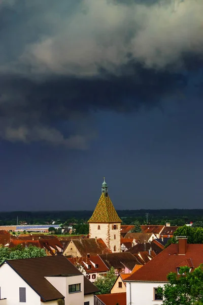 Karanlık gökyüzü ve yağmur, Alsace, Fransa önce köyün Bergheim üzerinde kara bulutlar