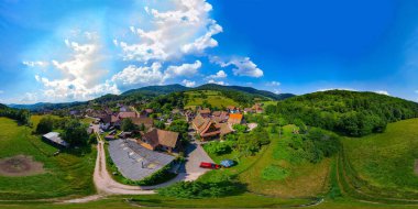 360 derecelik küresel panoramik manzaralı küçük köy Breitenbach Vosges Dağları, Alsace, Fransa