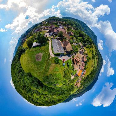 Küresel küçük gezegen görünümü küçük köyün Breitenbach Alsace, Fransa