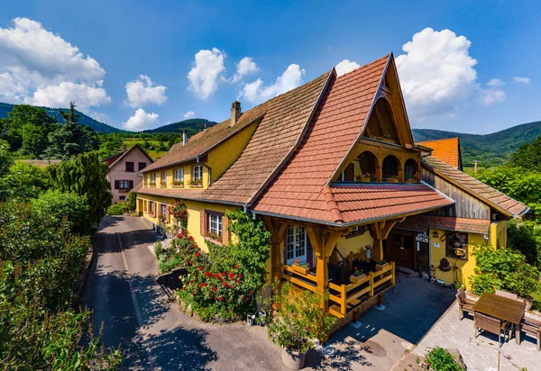 Eski ama yenilenmiş köy evi kırsal hava görünümünde, Alsace, Fransa