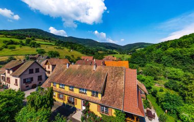 Eski ama yenilenmiş köy evi kırsal hava görünümünde, Alsace, Fransa