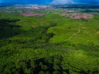 Gökkuşağının üstünde yeşil vadi, Alsace, Fransa hava panoramik manzaralı