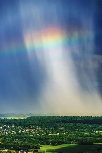 Hermoso Arco Iris Con Nubes Lluviosas Vista Colorida Del Verano —  Fotos de Stock