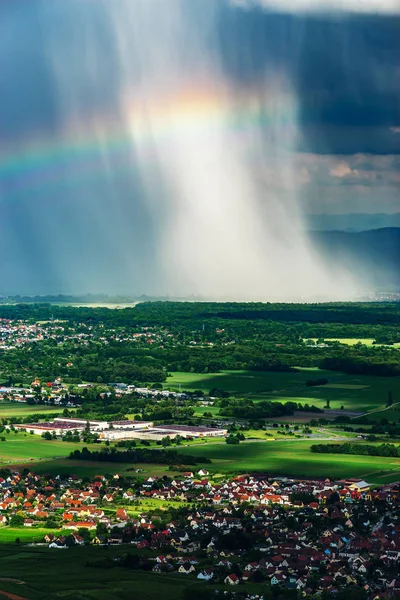 Mooie Regenboog Met Regenachtige Wolken Kleurrijke Zomer Weergave Elzas Frankrijk — Stockfoto