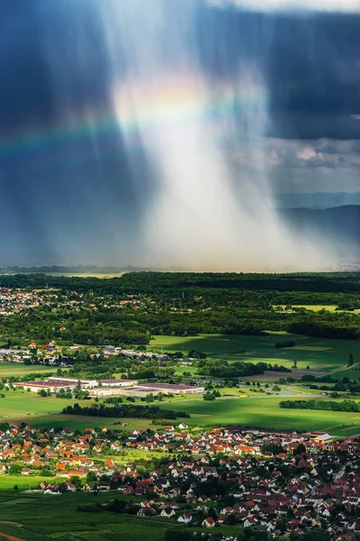 Vacker Regnbåge Med Regniga Moln Färgglada Sommar Visa Alsace Frankrike — Stockfoto