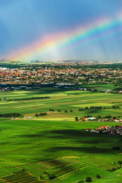 カラフルな虹は緑の野原と畑 アルザス フランス — ストック写真
