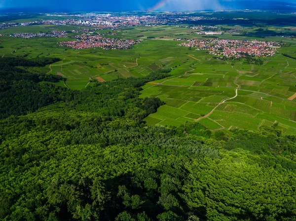 Gökkuşağının üstünde yeşil vadi, Alsace, Fransa hava panoramik manzaralı