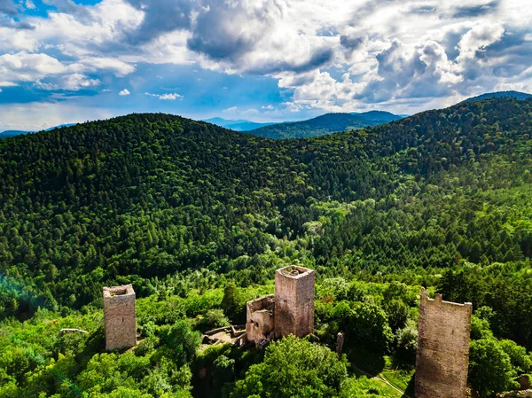 Colmar, Alsace yanında üç kale kalıntıları. Hava dron görünümü. Fransa