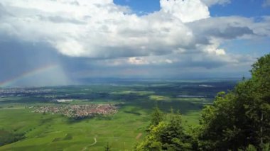 Gökkuşağının üstünde yeşil vadi, Alsace, Fransa hava panoramik manzaralı
