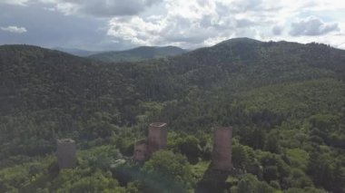 Colmar, Alsace yanında üç kale kalıntıları. Hava dron görünümü. Fransa