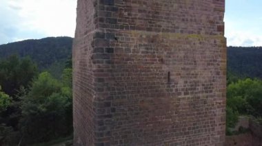 Colmar, Alsace yanında üç kale kalıntıları. Hava dron görünümü. Fransa