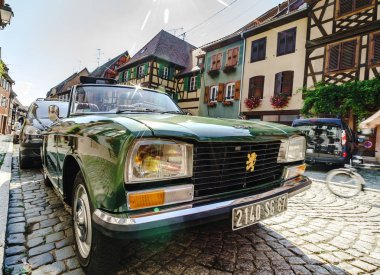 Yayın: 5 Ağustos 2018, Barr, Alsace, Fransa. Retro Araba Peugeot 304 güzel durumda, güneşli bir gün.