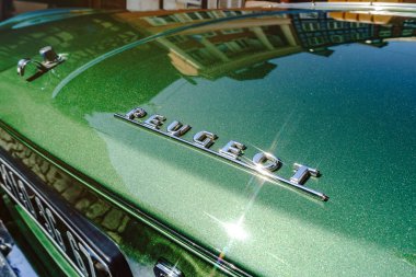 Yayın: 5 Ağustos 2018, Barr, Alsace, Fransa. Retro Araba Peugeot 304 güzel durumda, güneşli bir gün.