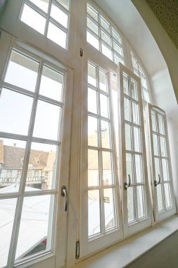 Karmaşık yüksek windows, yenileme, güneş ışığı ise yeni pvc Oda