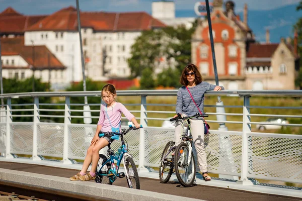 Madre Con Hija Corriendo Bicicleta Estrasburgo Verano — Foto de Stock