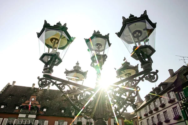 Güzel sokak lambası güneş ışığı kiriş, güneşli bir gün, Fransa