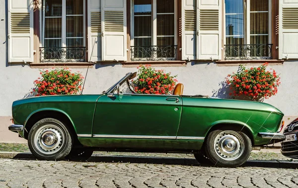 Belle Voiture Verte Rétro Dans Rue Journée Ensoleillée France — Photo