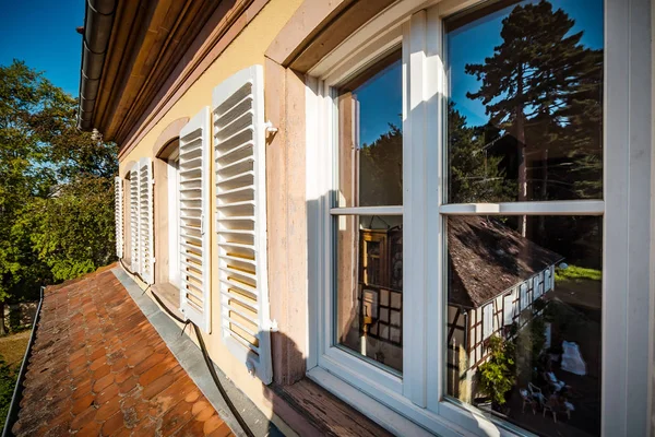 Ventanas Antiguas Clásicas Edificio Madera Alsacia Día Soleado —  Fotos de Stock