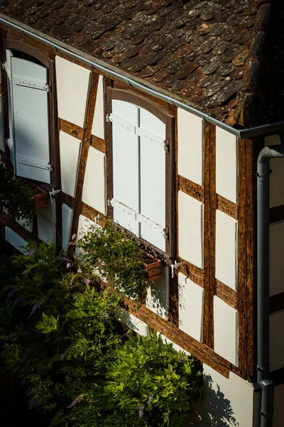 Classic Old Windows Timber Framing Building Elsace Sunny Day — стоковое фото