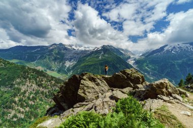 Büyük taş Alps, Fransa için poz genç Genç kız