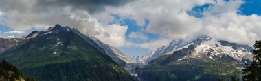 Yüksek Alpler panoramik görünümü. Fransa ve İsviçre sınırı. Yüksek çözünürlük.