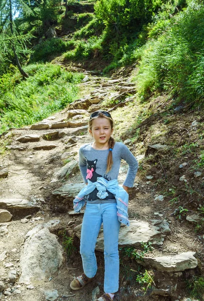 Χαριτωμένο Μικρό Κορίτσι Στα Ψηλά Βουνά Ηλιόλουστη Μέρα Του Καλοκαιριού — Φωτογραφία Αρχείου