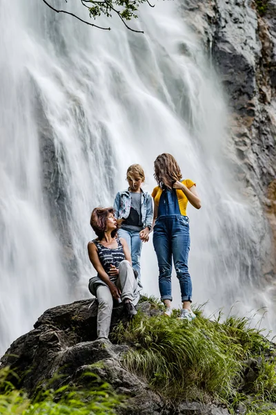 Dos Hermanas Con Madre Sentada Piedra Sobre Fondo Cascada Suiza — Foto de Stock