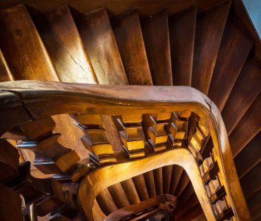 Eski evinde ahşap döner merdiven