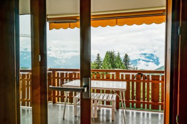 Balkona yenilenmiş sürgülü kapı. Konfor ve ergonomik cam sistemi. Lamine profili.