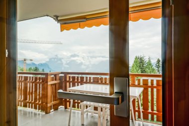 Balkona yenilenmiş sürgülü kapı. Konfor ve ergonomik cam sistemi. Lamine profili.