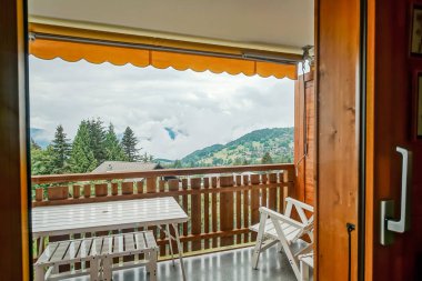 Balkona yenilenmiş sürgülü kapı. Konfor ve ergonomik cam sistemi. Lamine profili.