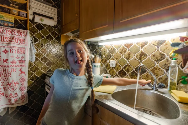 Funny Little Girl Posing Kitchen Night Casual — Stock Photo, Image