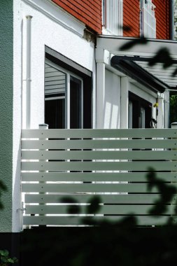 Beyaz Teras sürgülü kapılar, dış görünüm, güneşli bir gün